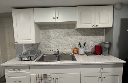 Riverside Apartment | Modern 3‑BR Riverside Retreat, 2 Lounges, Near Casino & Riverfront.
