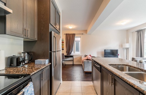 Stoney Creek House | Modern 3BR 2BA Townhome in Lakeshore