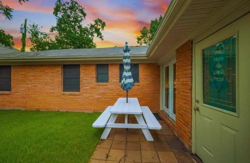 Spring Branch East House | Modern 3BR Home in Spring Branch
