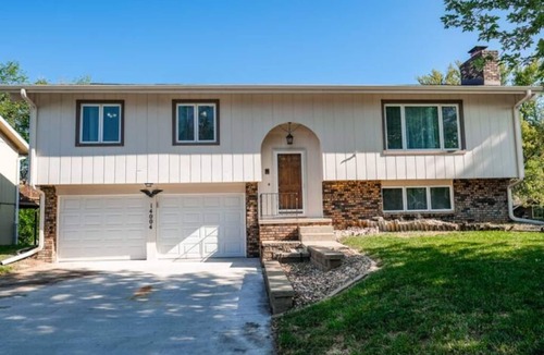 Millard House | Modern 3BR Near Downtown, Garage, Fenced Yard, W/D, Pet-Friendly, 2 Gbps