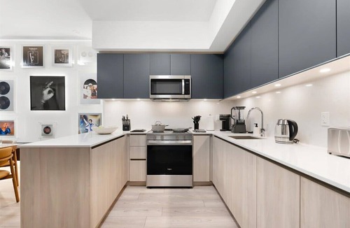 Toronto Entertainment District Apartment | Modern 4BR Aparthotel Sleeps 11 DTWN