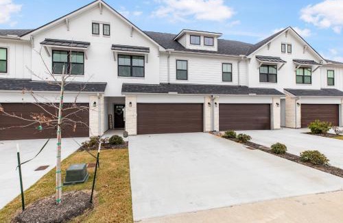 College Station House | Modern 4BR Ensuite Townhome Near Texas A&M