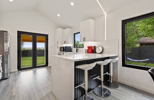 Austin House | Modern 5BR | 14 Guests | Hot Tub | Mins to DT SXSW