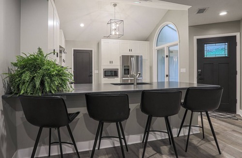 Council Bluffs House | Modern and comfy! Close to downtown Omaha(Berkshire, Graduation, zoo & more)