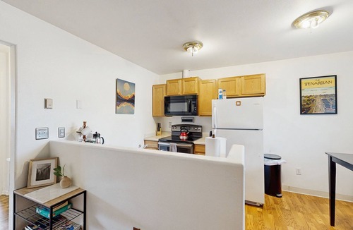 North Star Apartment | Modern apartment in convenient midtown location with WiFi & full kitchen