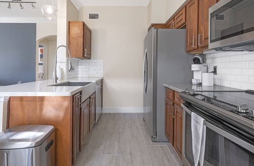 Energy Corridor Apartment | Modern Apartment in Prime Location (ID2680X65)