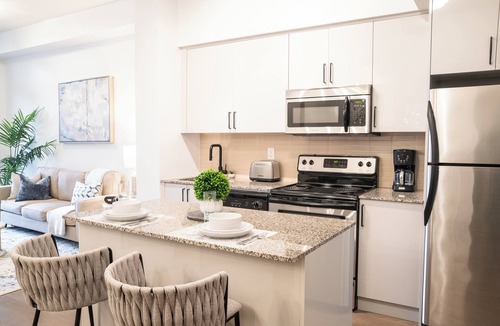 Central Waterfront Apartment | Modern Apartment in the heart of Downtown Toronto (1Bed+Office/1Bath)