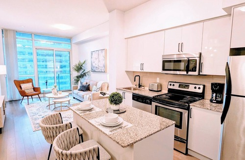 Central Waterfront Apartment | Modern Apartment in the heart of Downtown Toronto (1Bed+Office/1Bath)
