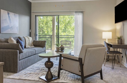 Euless Apartment | Modern Apartment in Prime Location (ID9825X52)