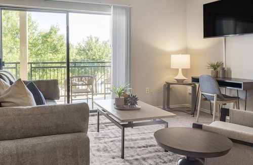 Euless Apartment | Modern Apartment in Prime Location (ID9825X52)