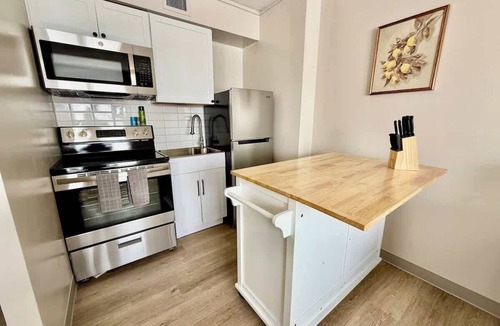 North Central Omaha Apartment | Modern Apartment Steps to Dining & Pickleball Courts