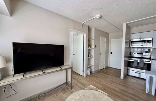 North Central Omaha Apartment | Modern Apartment Steps to Dining & Pickleball Courts
