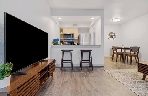 Clarksville Apartment | Modern Austin King Suite–Walk to DT/6th St–F1-ACL
