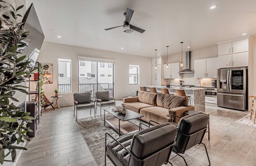 Oak Cliff House | Modern Bishop Arts Retreat 3BR/3BA + Rooftop & Dallas Skyline Views