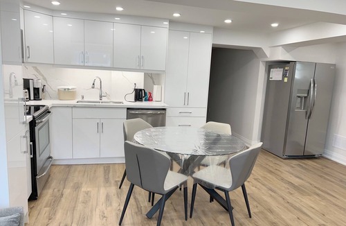 Aurora House | Modern& Bright Guest Suite+Private Entry+Free Parking