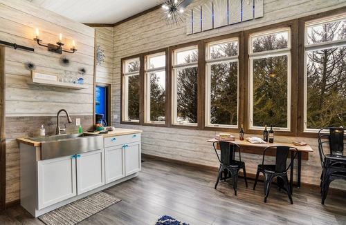 Ashland Cabin | Modern Cabin. Communal Sleeping - 2 Queen Beds + Full Trundle