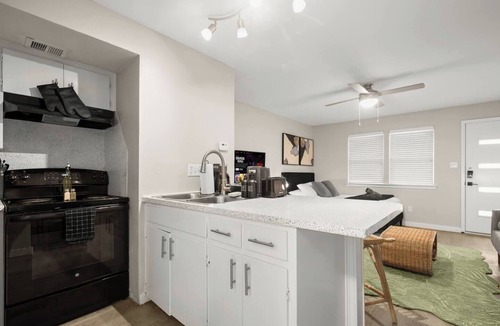 Allandale Apartment | Modern & Central~XLstudio~5 min to Domain~F1 ready
