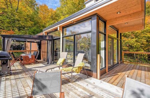Sainte-Adele Ski Chalet | Modern Chalet with Mountain and Lake view by Reserver.ca