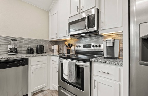 Sherman Apartment | Modern Clean, Near Austin College & Fully Equipped