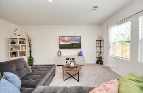 Northside House | Modern Comfort, Close to Everything