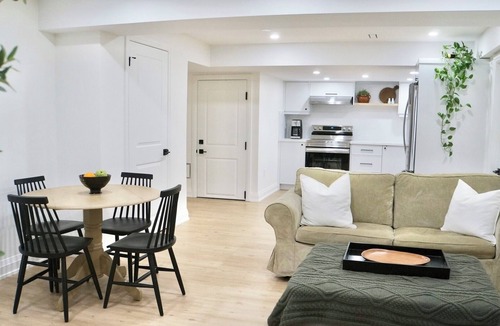 Durham Region Apartment | Modern & Comfy Getaway | Near Delpark Homes Centre