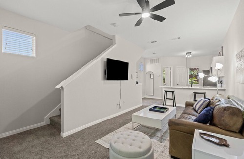 Central Arlington Condo | Modern Condo, 6 Mins to Stadium, Sleeps 6
