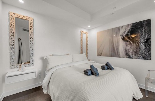 Downtown Toronto Apartment | Modern Condo Sleeps 4 Near Union MTCC ACC Downtown