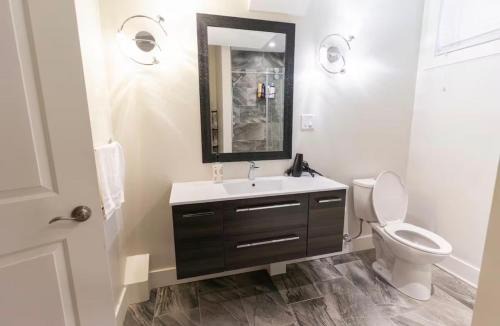 London House | Modern Cozy Executive Suite with Private Entrance