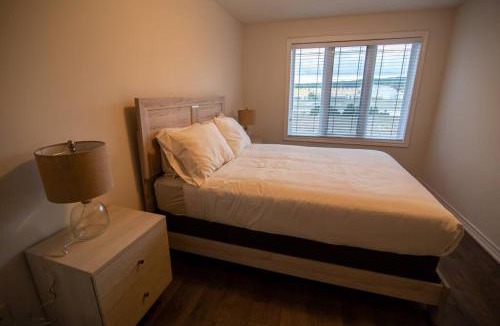 Grimsby Villa | Modern & Cozy Retreat Lake Ontario & Wine Country