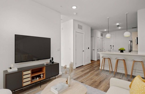 Brentwood Condo | Modern Crestview Apt Walk to Bars & Dining