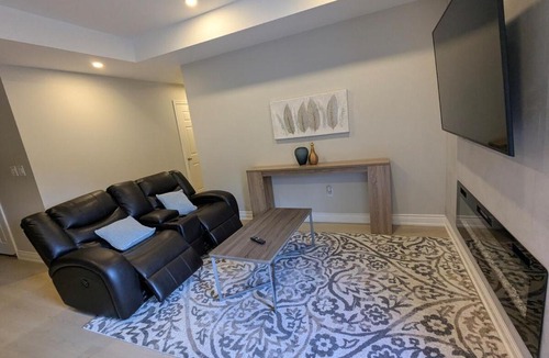 Whitby Apartment | Modern Designer Suite Minutes to Thermëa Spa