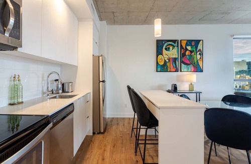 Quartier des Spectacles Apartment | Modern Downtown Apartment | Parking Included