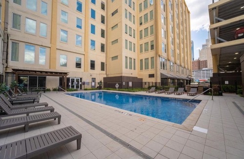 Downtown Dallas Apartment | Modern Downtown Dallas Retreat with Parking, Pool, Gym
