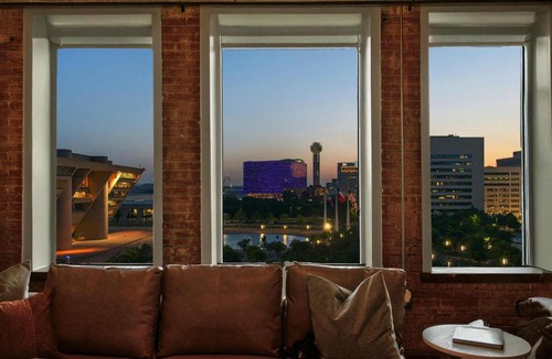 Downtown Dallas Apartment | Modern Downtown Dallas Retreat with Parking, Pool, Gym