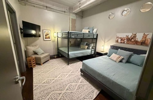Downtown Dallas Apartment | Modern Downtown Dallas Retreat with Parking, Pool, Gym