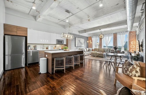 Downtown Dallas Apartment | Modern Downtown Dallas Retreat with Parking, Pool, Gym
