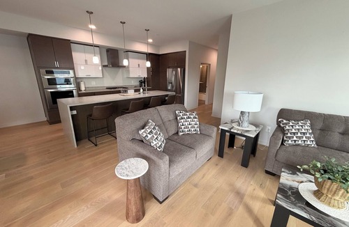 Dahlman Condo | Modern Downtown Omaha Condo – 2BR, Sleeps 6, Garage Parking