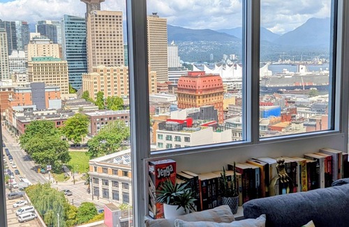 Crosstown Condo | Modern DT 2-Bed Condo, Large Balcony, Great View, Free Parking, A/C, EV charger