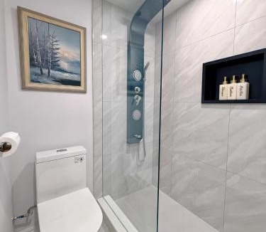 North York House | Modern Ensuite Rooms - Walk to Subway Station & Rogers Stadium