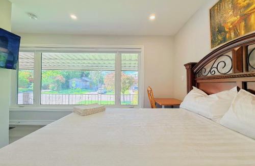 North York House | Modern Ensuite Rooms - Walk to Subway Station & Rogers Stadium