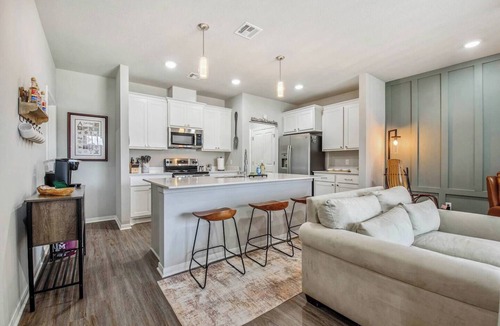 Bryan Apartment | Modern Escape - Allen Park