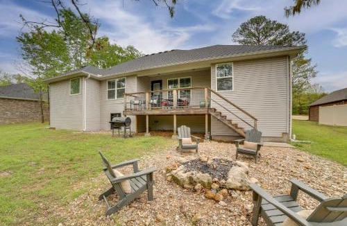 Holiday Island House | Modern Family Cabin: Walk to Table Rock Lake