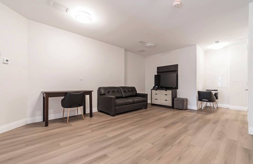 Dean Park Apartment | Modern Fully Furnished 2 Bedroom Apartment Unit 7