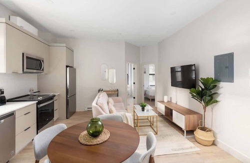 Griffintown Apartment | Modern Griffintown 3BR | Free Parking Patio
