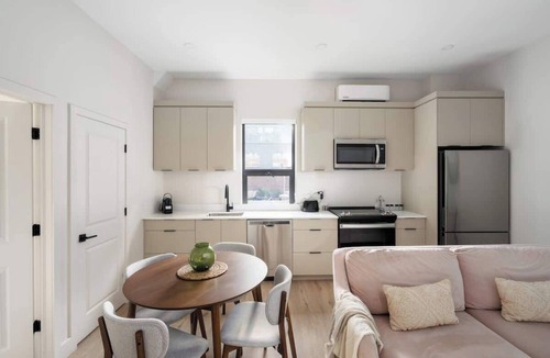 Griffintown Apartment | Modern Griffintown 3BR | Free Parking Patio