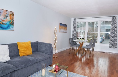 Aurora House | Modern Haven: King Size Bed & Own Parking