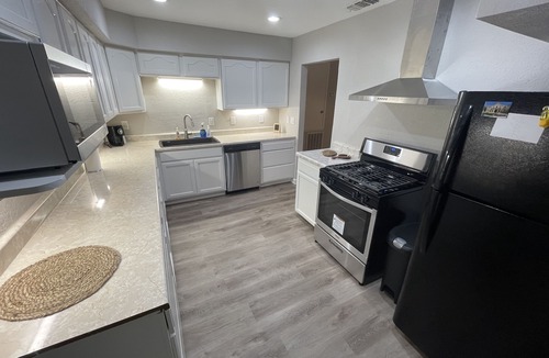Shearer Hills - Ridgeview House | Modern Home in Central SA/10 min to Downtown! River Walk! The Alamo!
