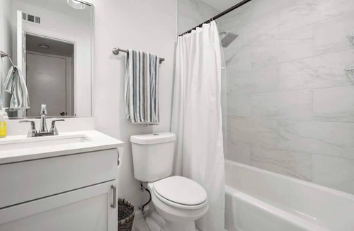 Austin Apartment | Modern King Suite - Easy Checkin