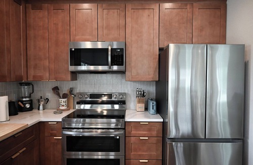 Lockhart House | Modern Lockhart Retreat. BBQ, Near Austin & COTA. Sleeps 6