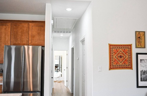 Lockhart House | Modern Lockhart Retreat. BBQ, Near Austin & COTA. Sleeps 6
